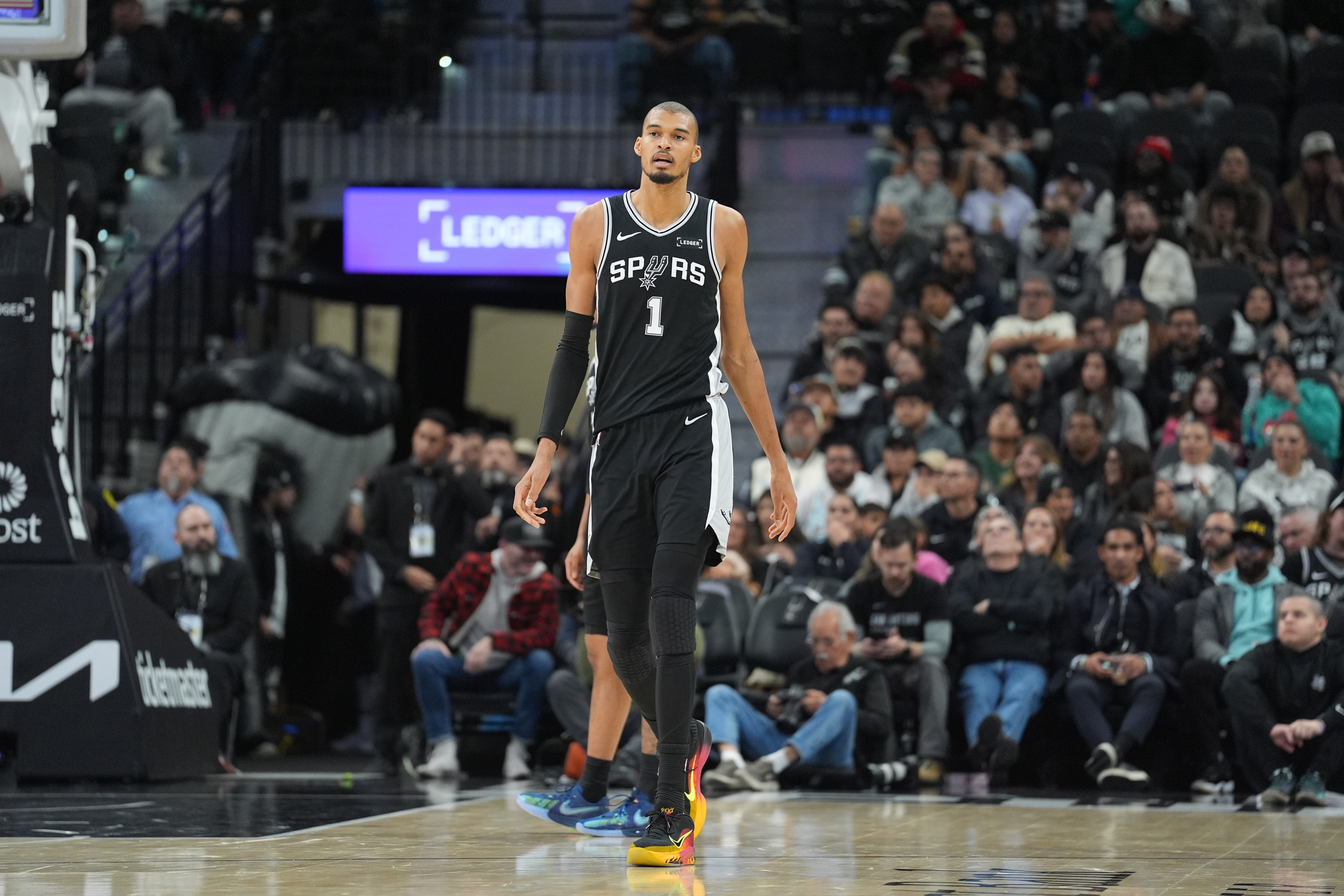 开云体育网址-高效表现统治攻防！文班14中9&amp;三分9中5 砍下29分11板6助2断3帽